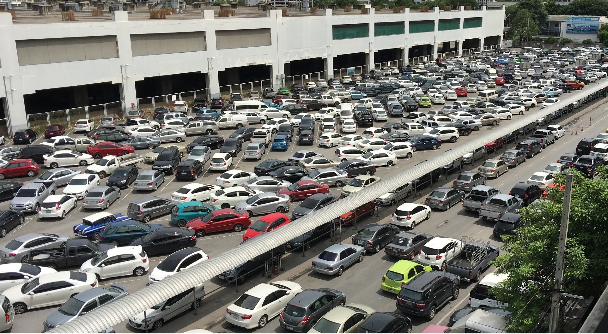 Oto dau cach nhau vai cm tai bai xe chat choi nhat the gioi hinh anh