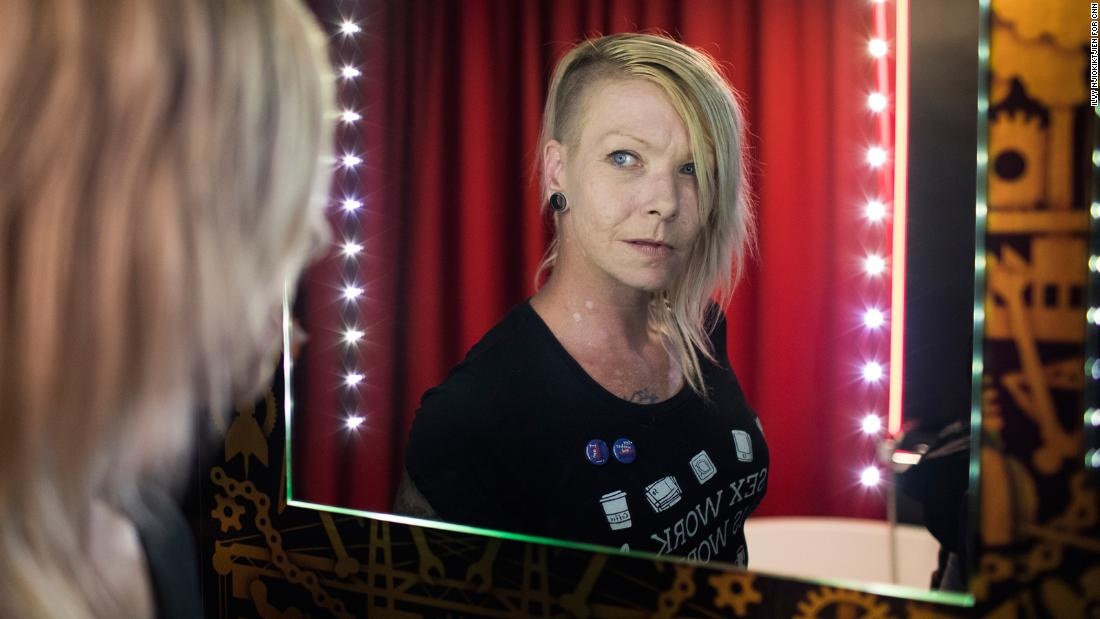 Nhung co gai mai dam dong thue va hoat dong xa hoi o Amsterdam hinh anh