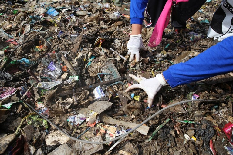 Qua tai rac o bai bien Indonesia anh 6