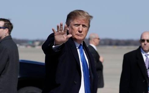 Tong thong Trump len Air Force One de toi Viet Nam hinh anh