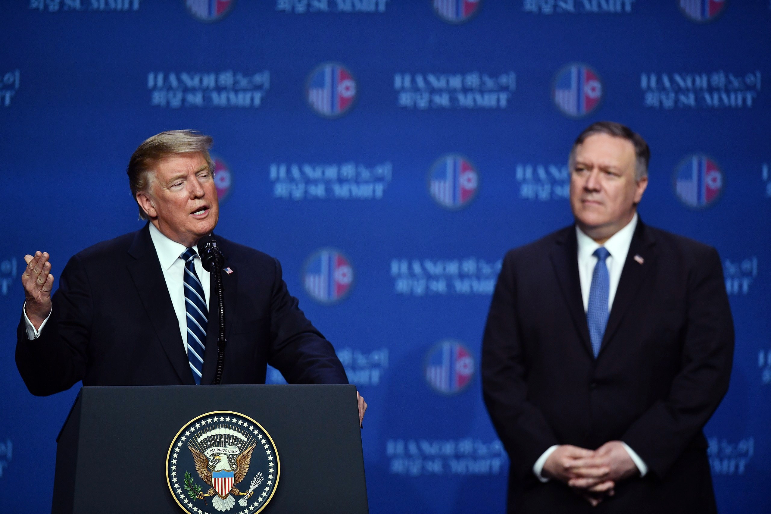 Binh luan cua ong Trump trong buoi hop bao anh 1