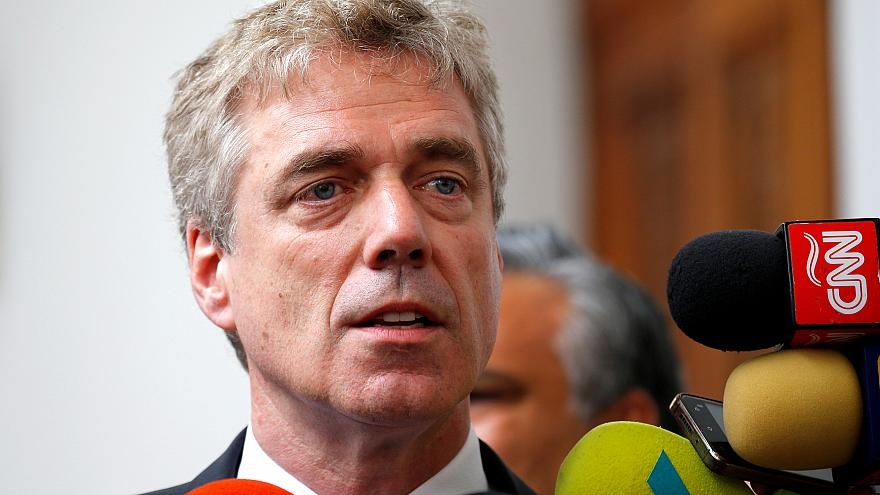 Venezuela truc xuat dai su Duc vi ra san bay don lanh dao doi lap hinh anh