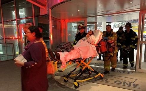 May bay den New York gap thoi tiet xau, mot nguoi gay chan hinh anh