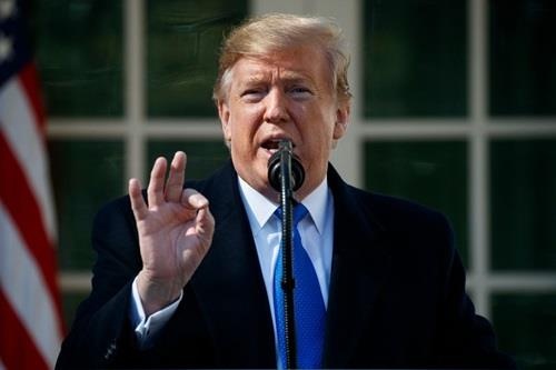 Tong thong Trump lan dau dung quyen phu quyet hinh anh