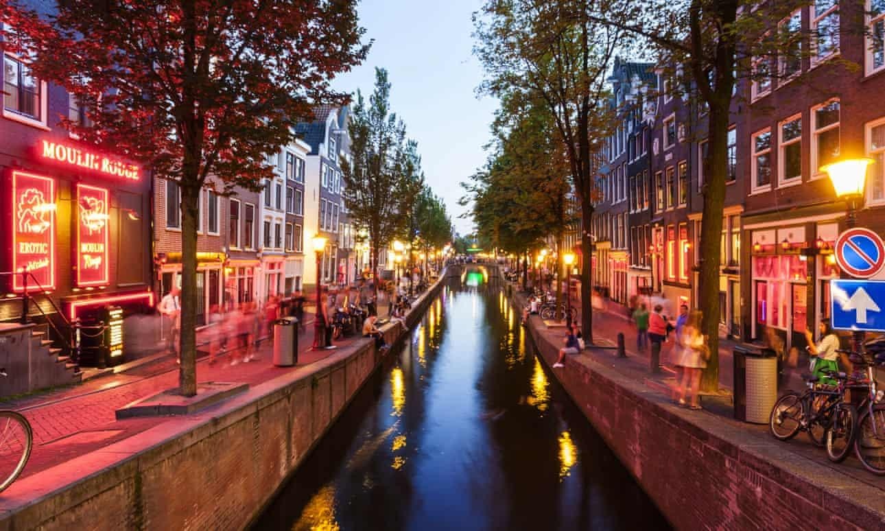 Amsterdam cấm tour du lịch đến phố đèn đỏ ảnh 1 Amsterdam cam tour du lich den pho den do anh 1