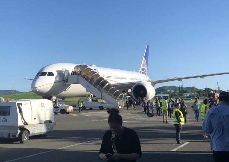 Boeing 787 ha canh khan cap vi co khoi trong khoang lai hinh anh