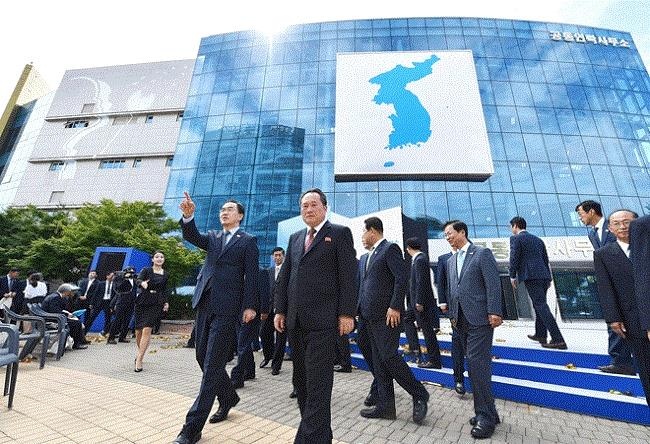 Nguoi Trieu Tien bat ngo tro lai van phong lien lac voi Han Quoc hinh anh