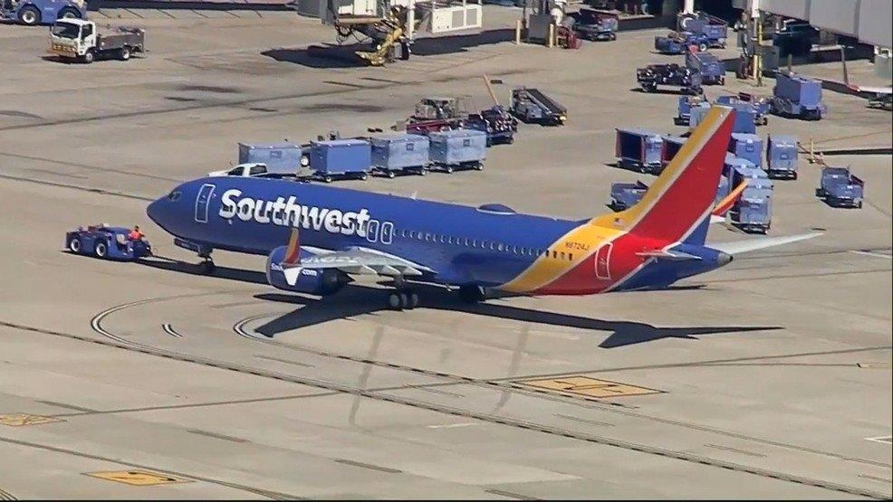 Máy bay Boeing 737 MAX hạ cánh khẩn cấp ảnh 1 May bay Boeing 737 MAX ha canh khan cap anh 1