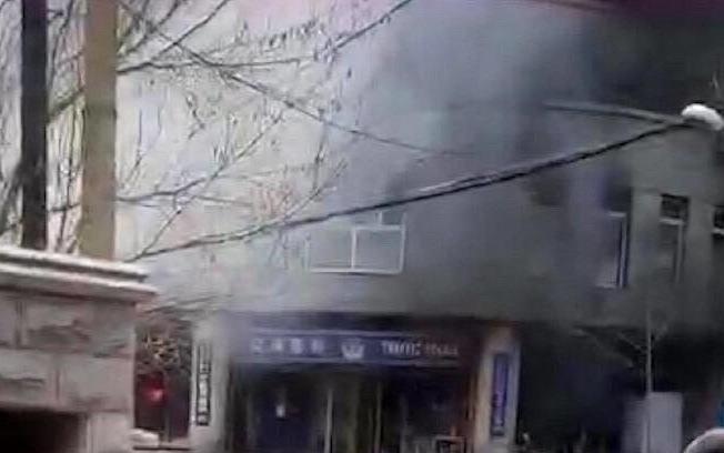 Danh bom lieu chet vao so canh sat Trung Quoc o Tham Duong hinh anh