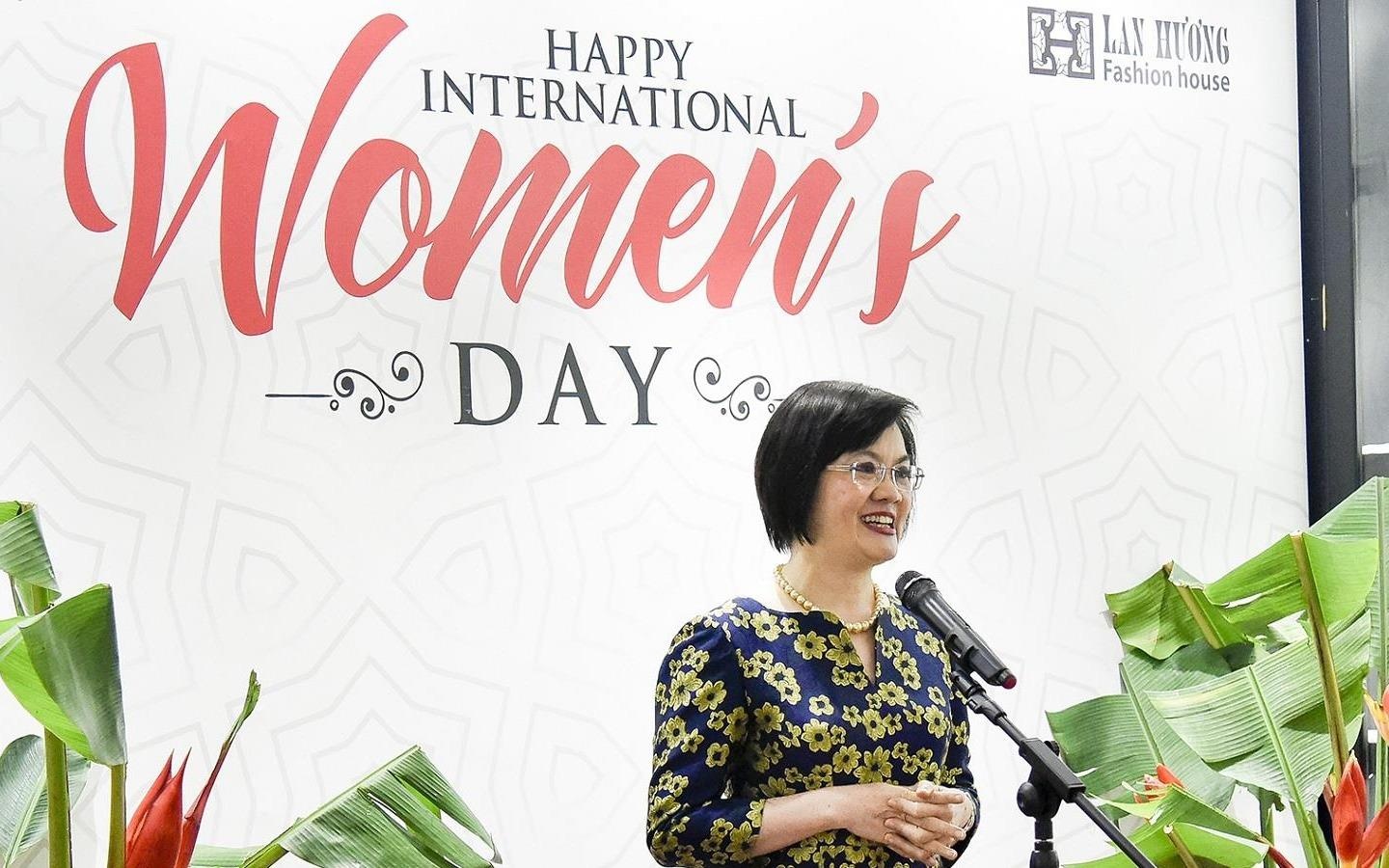 Cac nu dai su gap mat tai Ha Noi nhan dip quoc te phu nu hinh anh