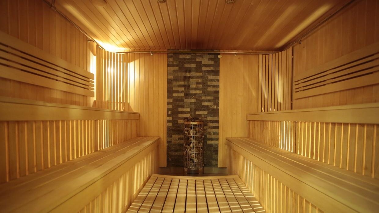 Canh sat vo tinh gap toi pham truy na trong phong xong hoi hinh anh