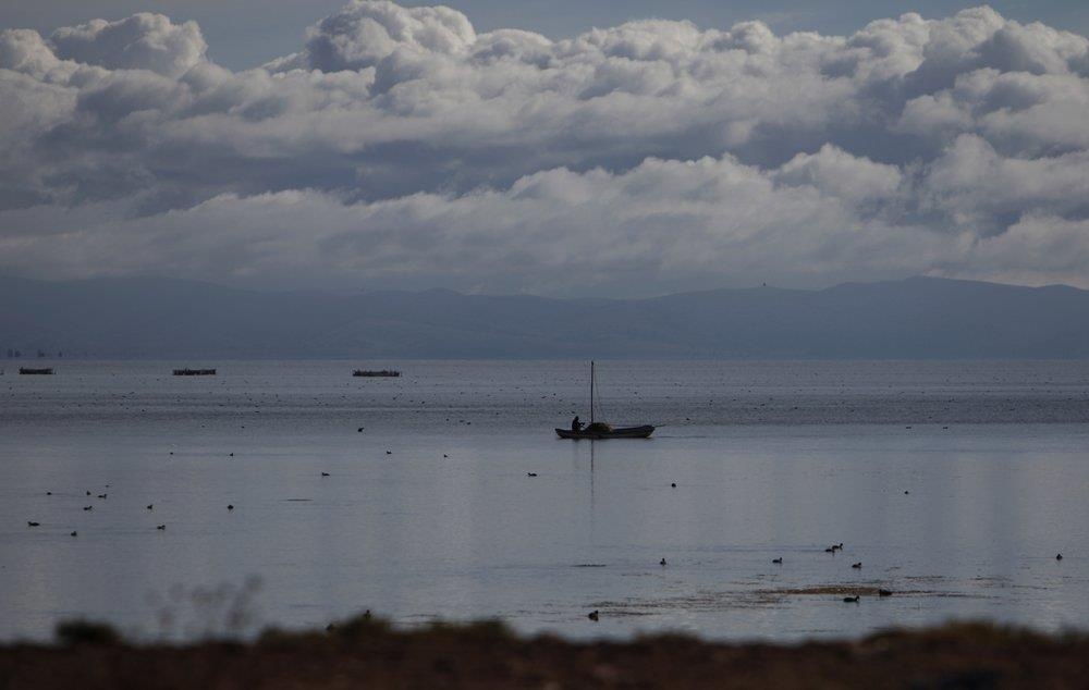 Co vat duoi day ho Titicaca anh 1