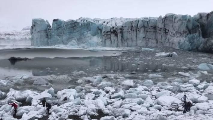 Nui bang do sap gay song lon, du khach chay tan loan hinh anh