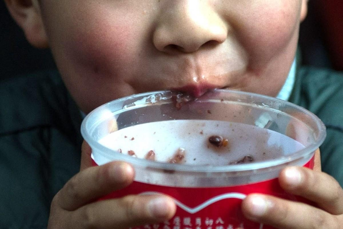 Giao vien TQ bi nghi 'bo doc' vao chao, 23 tre mau giao nhap vien hinh anh