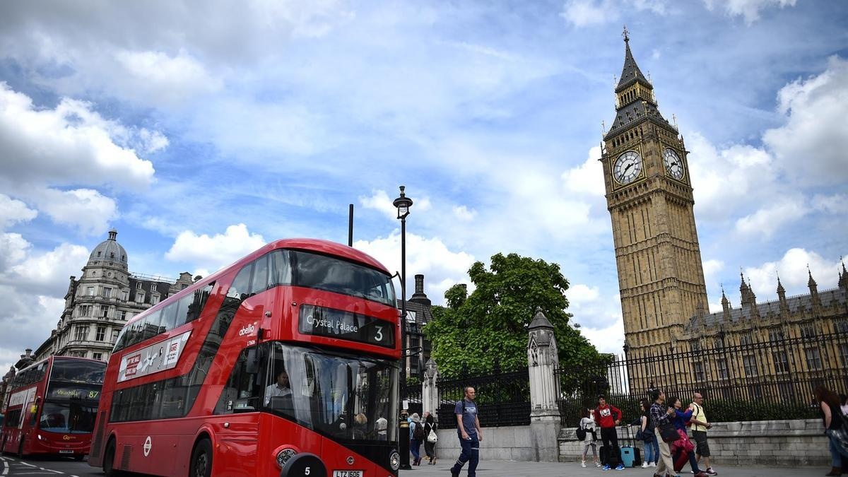 Nghi si Anh duoc nghi do tran nha quoc hoi dot nuoc hinh anh