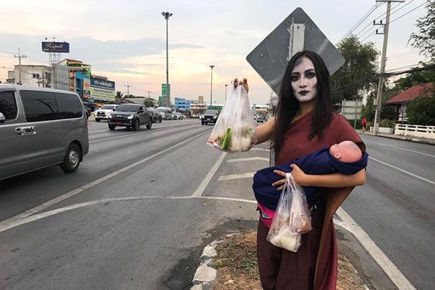 'Ma nu' Thai Lan ban thit nuong ben duong gay sot hinh anh