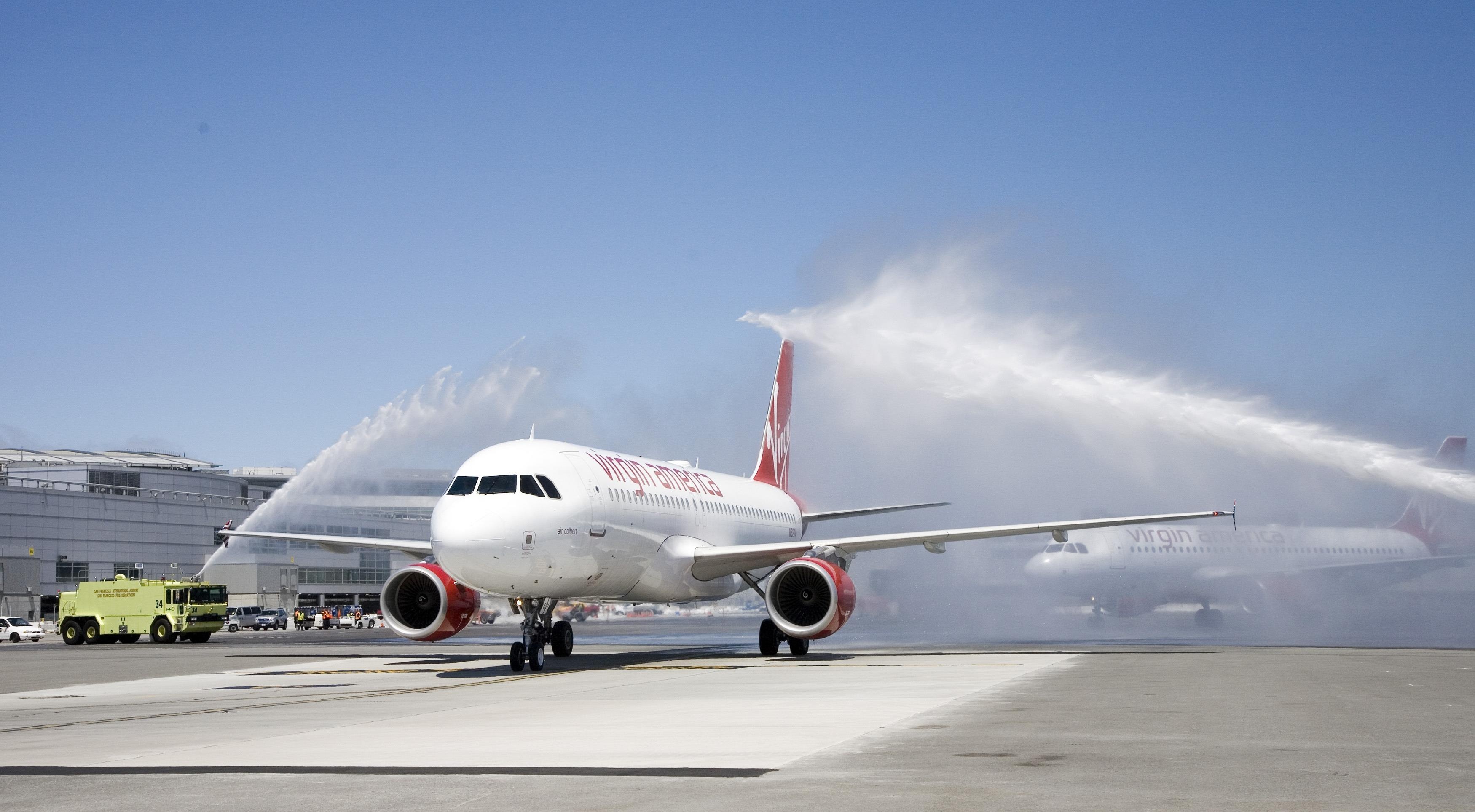 San bay Dubai phun voi rong don may bay, nuoc lam hong ca may bay hinh anh