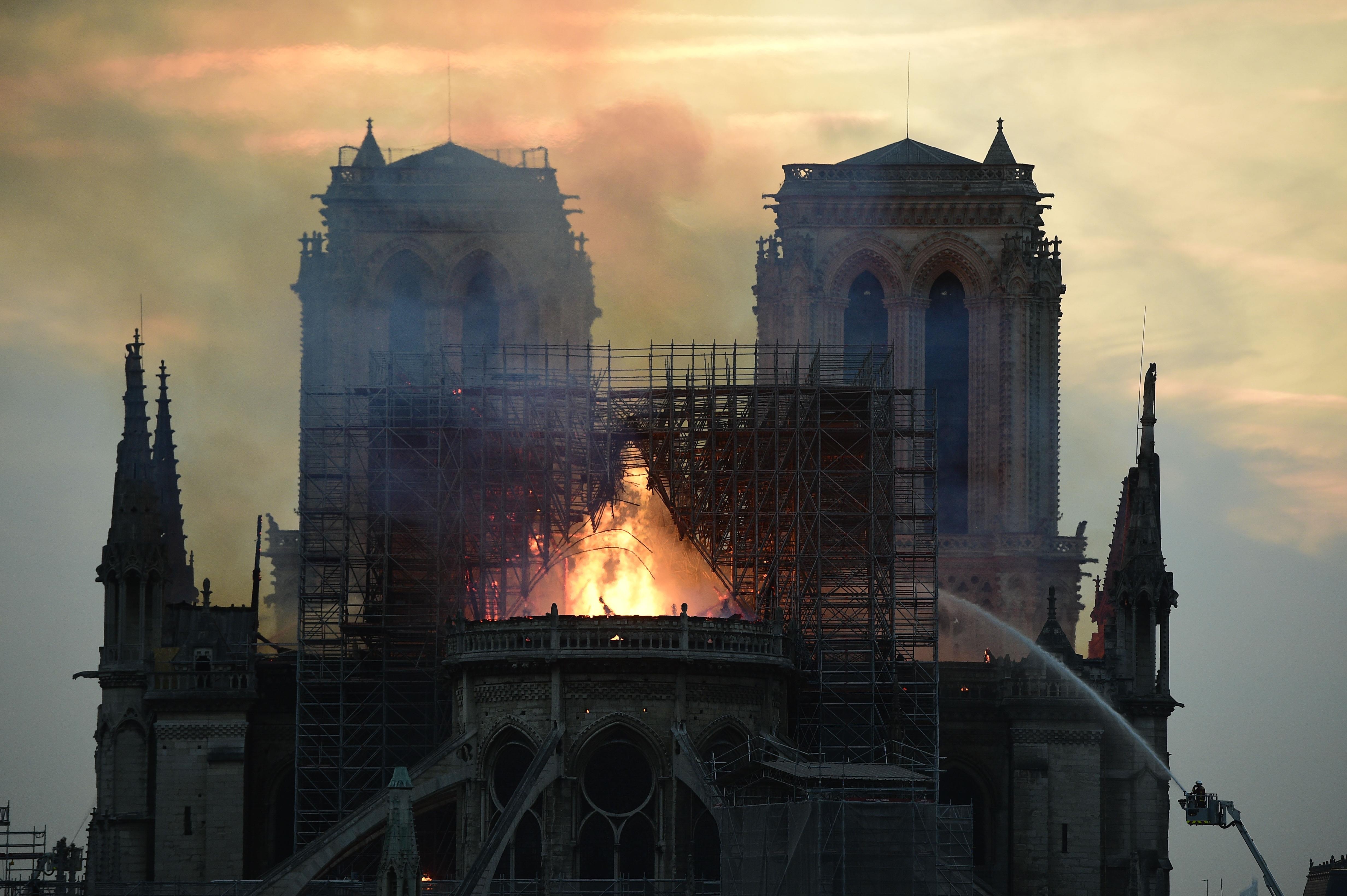 Nha tho Duc Ba Paris boc chay du doi hinh anh