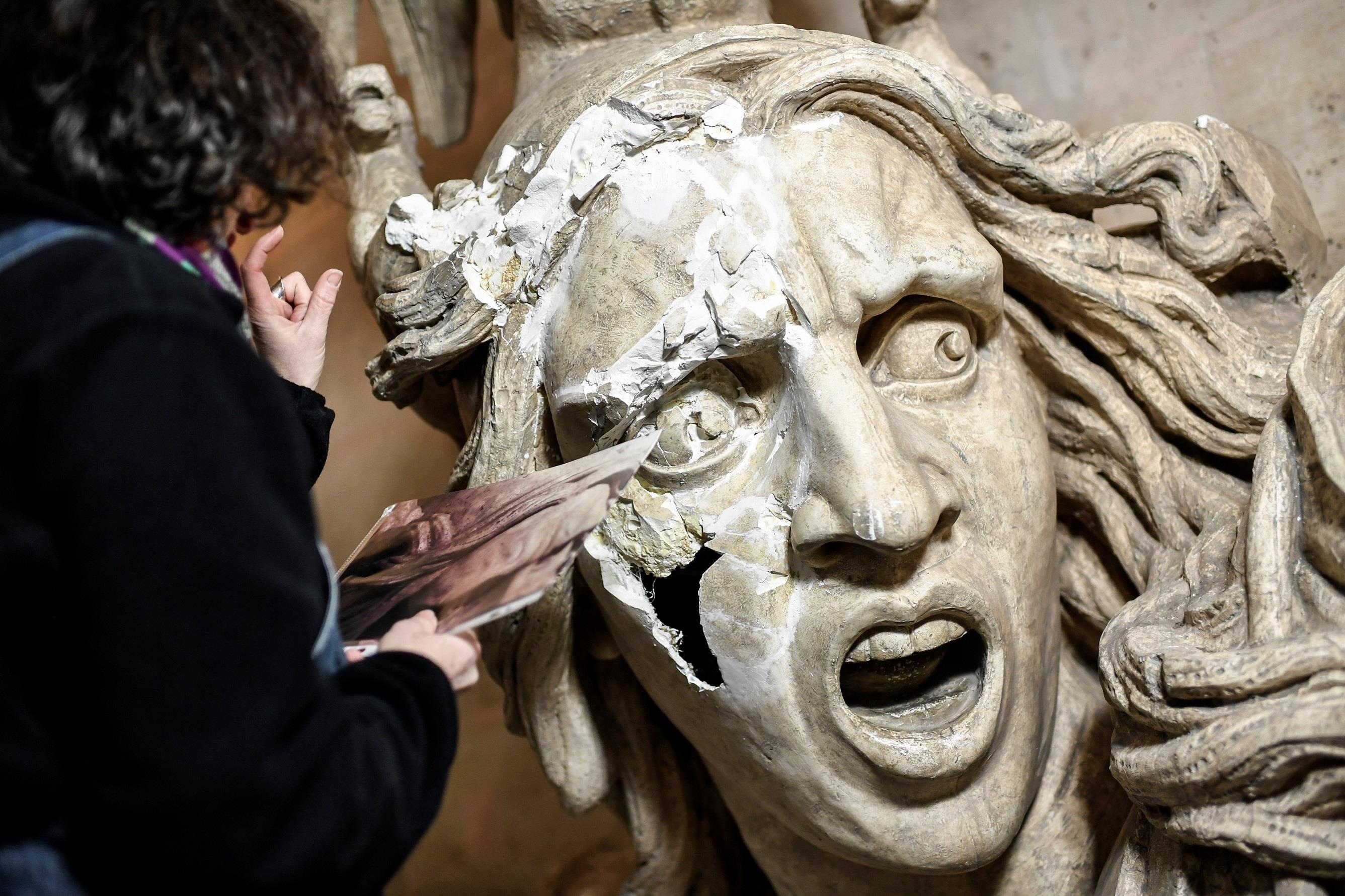 Robot va tro choi dien tu tro giup hoi sinh Nha tho Duc Ba Paris hinh anh