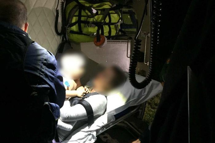 Em be duoc cuu tu mieng cho hoang dingo anh 1