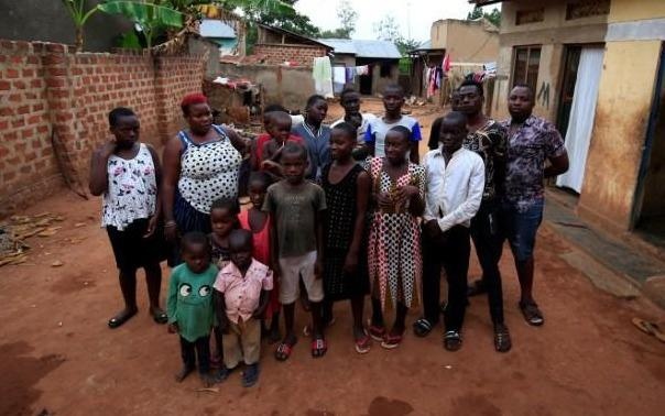 Nguoi me Uganda 39 tuoi chat vat vi bi chong bo sau khi de 38 dua con hinh anh