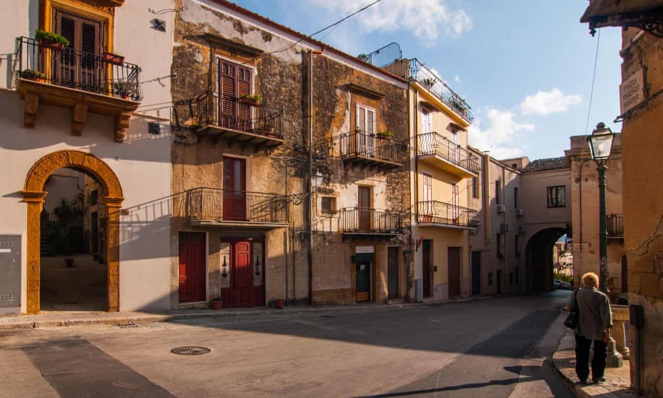 Chien dich 'ban nha tu 1 euro' mang ve 1 trieu euro cho thi tran Italy hinh anh