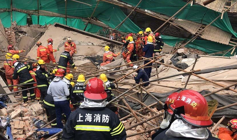 9 nguoi mac ket trong toa nha do sap o Thuong Hai hinh anh