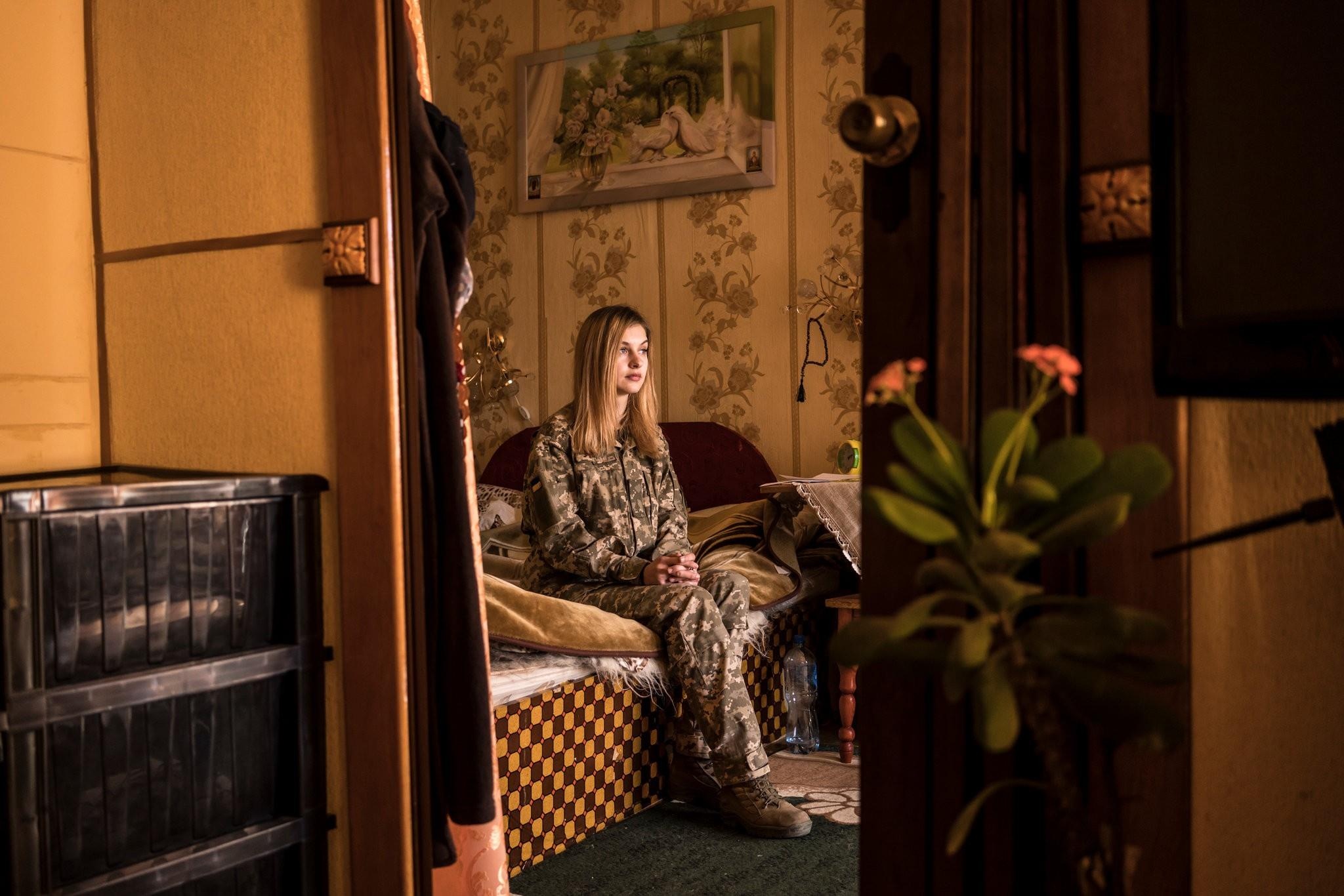 Binh si nu Ukraine co doc trong cuoc chien chong quay roi tinh duc hinh anh