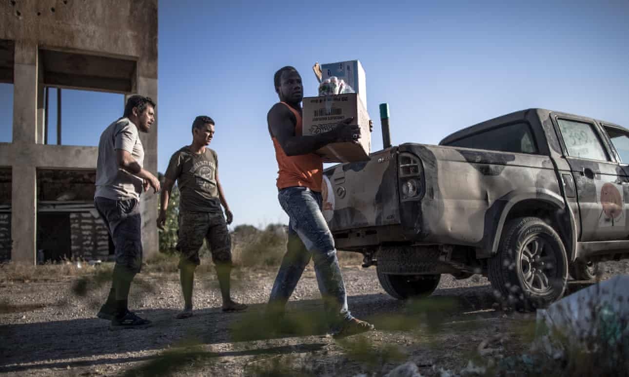 Hang trieu nguoi Libya bi cat nuoc giua noi chien hinh anh