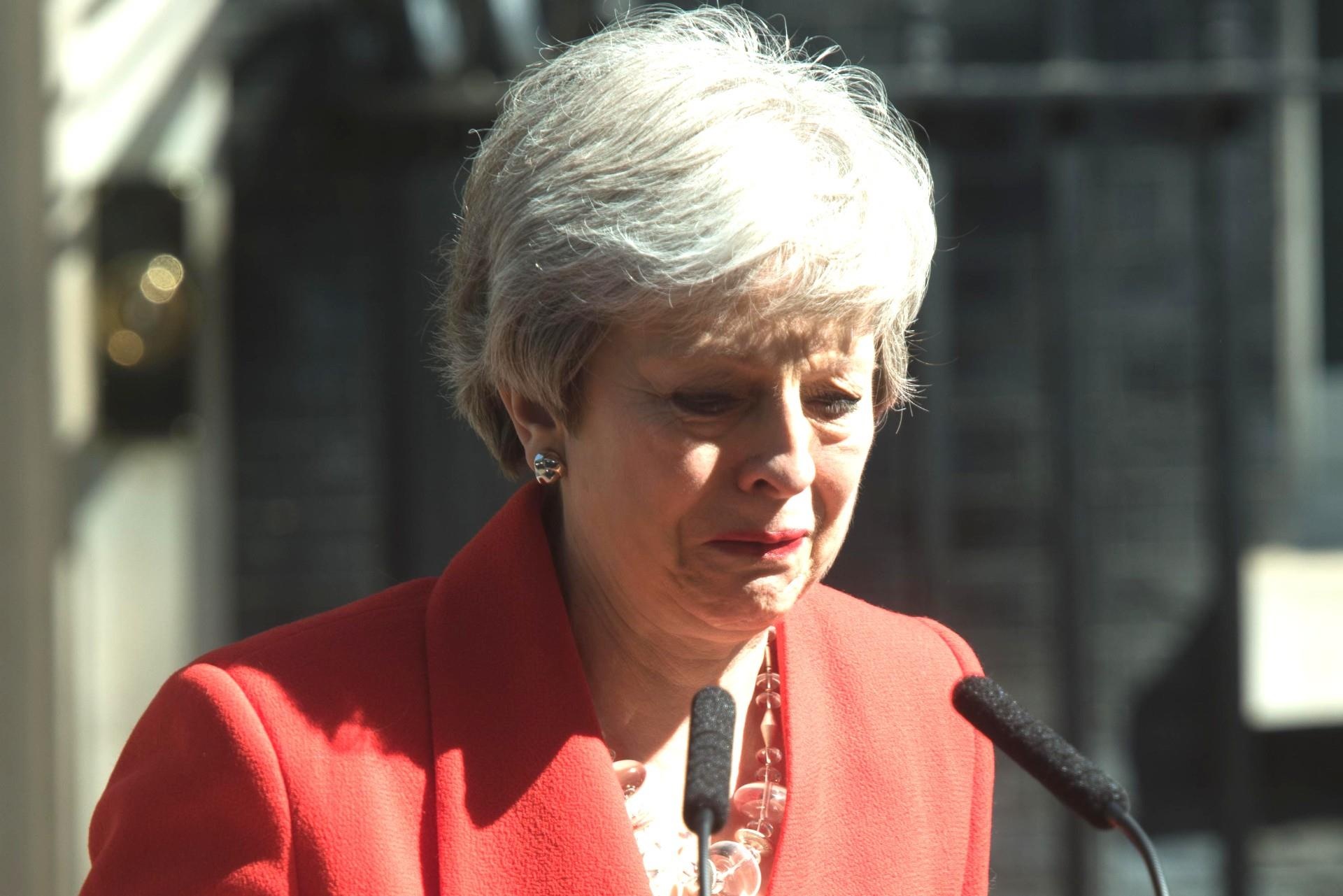 Ba May ra di, de lai chuc thu tuong Anh nhieu dau kho va Brexit mo mit hinh anh