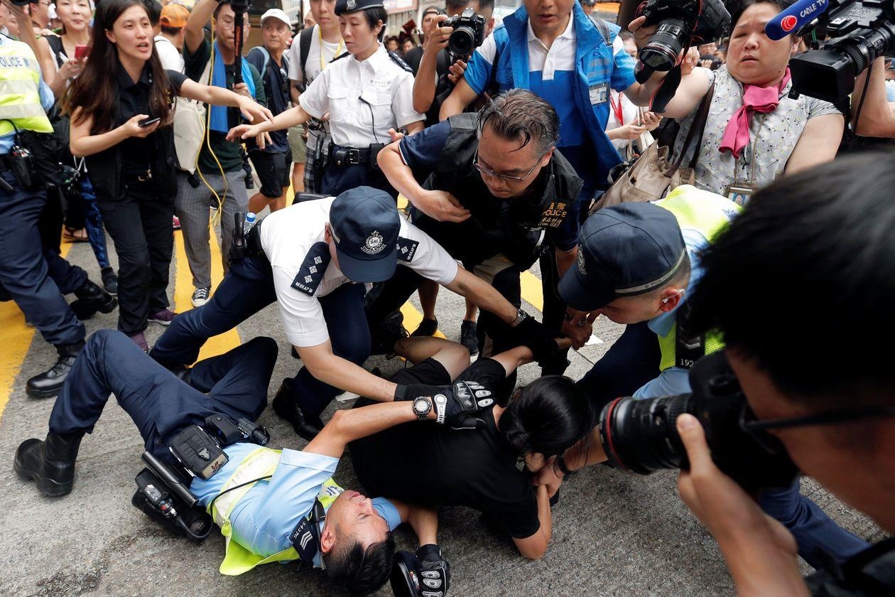 Nguoi bieu tinh dung do canh sat Hong Kong anh 1
