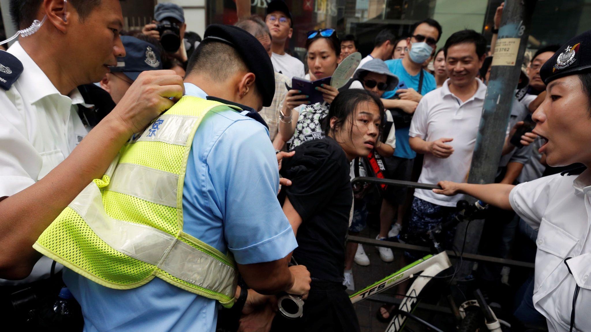 Nguoi bieu tinh dung do canh sat Hong Kong anh 2