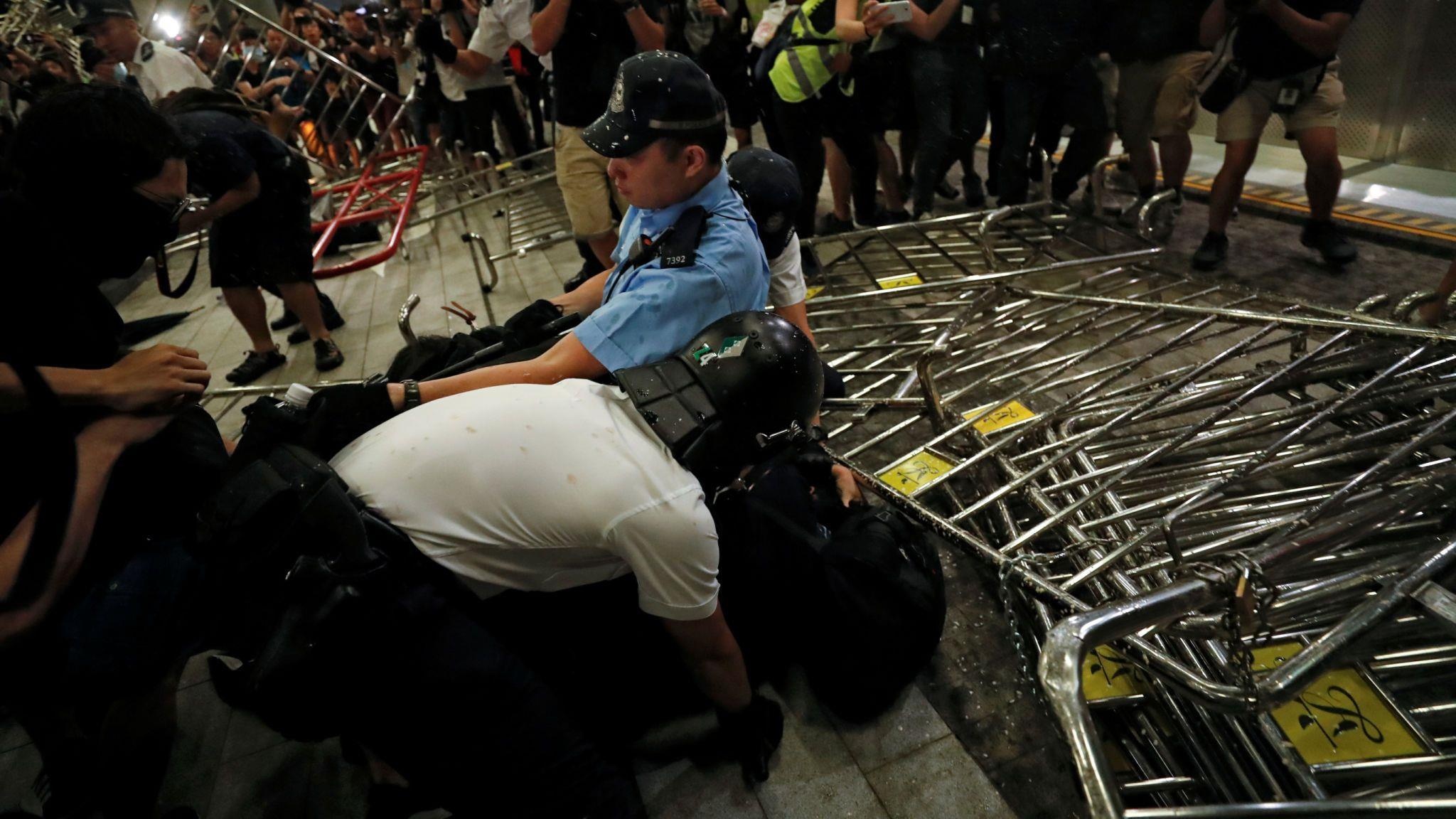 Nguoi bieu tinh dung do canh sat Hong Kong anh 4