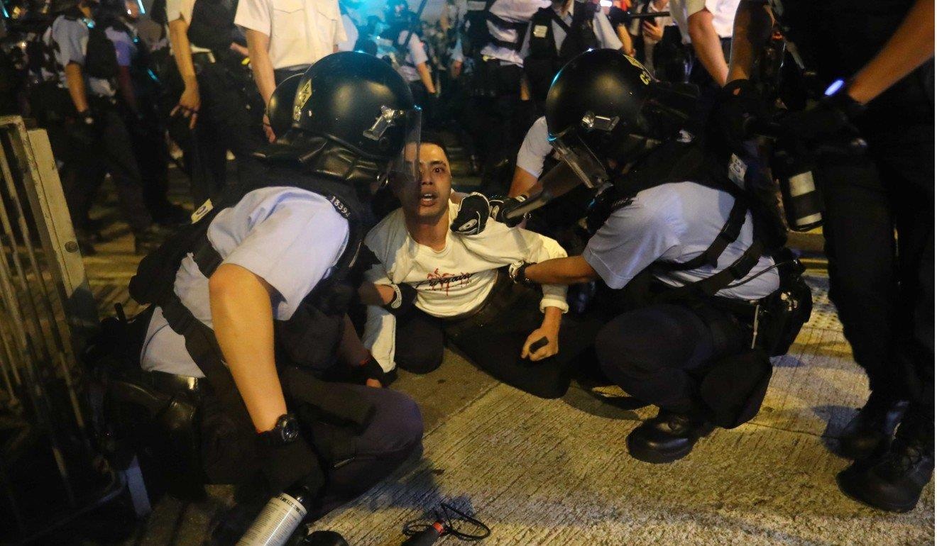 Nguoi bieu tinh dung do canh sat Hong Kong anh 8
