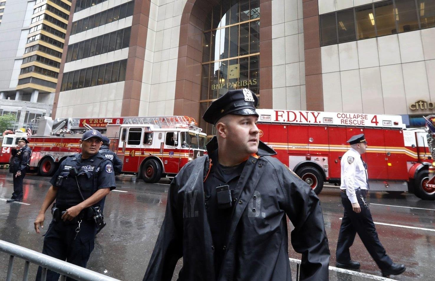 Truc thang dam vao noc cao oc o New York, phi cong tu nan hinh anh