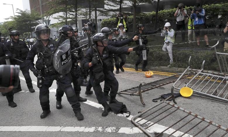 Canh sat Hong Kong ban hoi cay vao nguoi bieu tinh anh 14