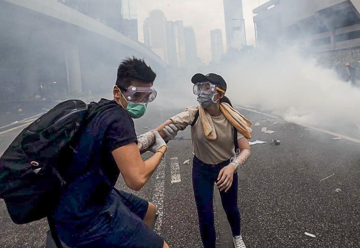 Dung do tiep dien, canh sat HK dung hoi cay tran ap bieu tinh hinh anh