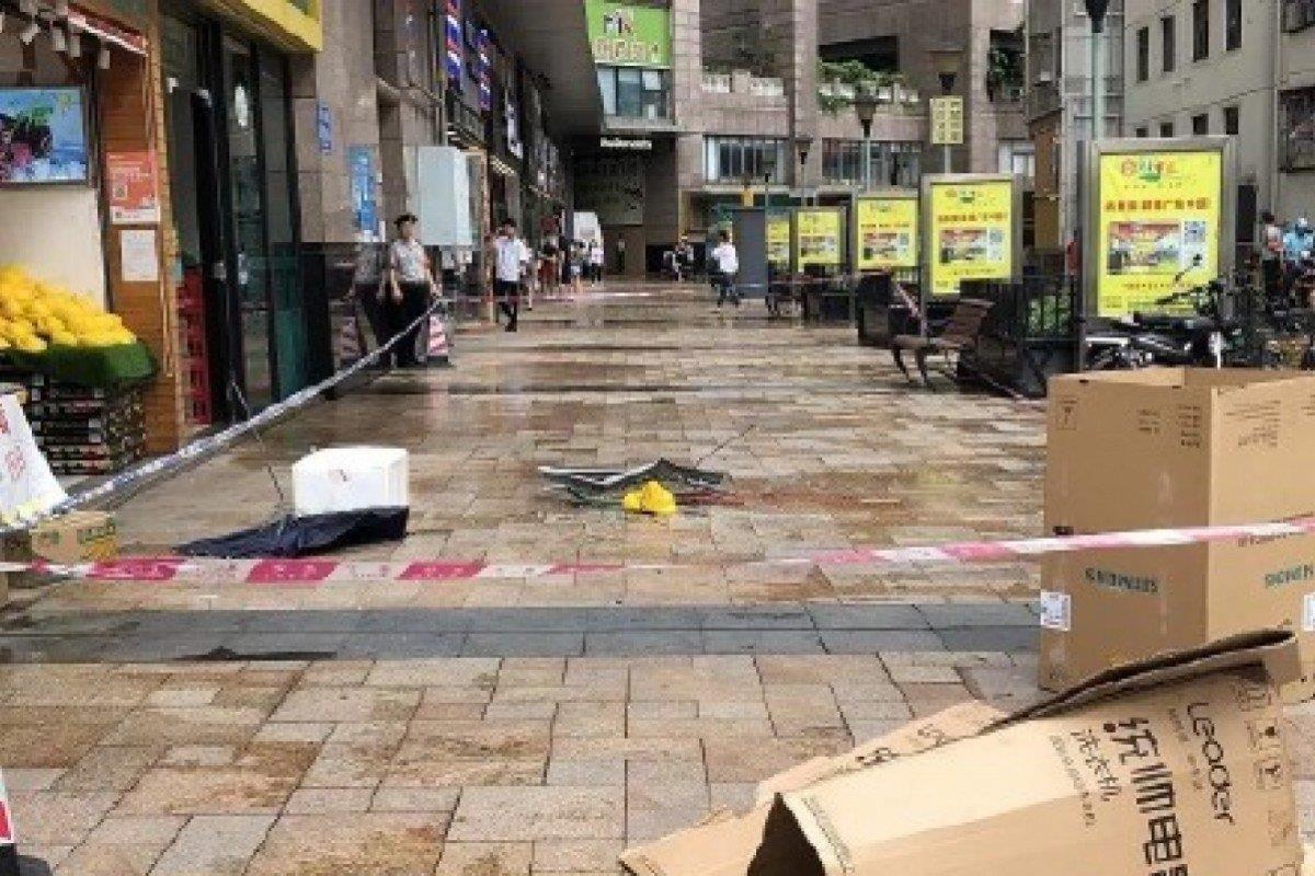 Cua so tu tang 20 rot trung dau be trai 5 tuoi o Trung Quoc hinh anh