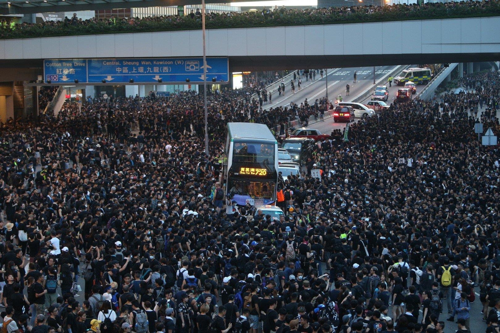 Trưởng đặc khu Hong Kong xin lỗi người dân ảnh 2 Truong dac khu Hong Kong xin loi nguoi dan anh 2