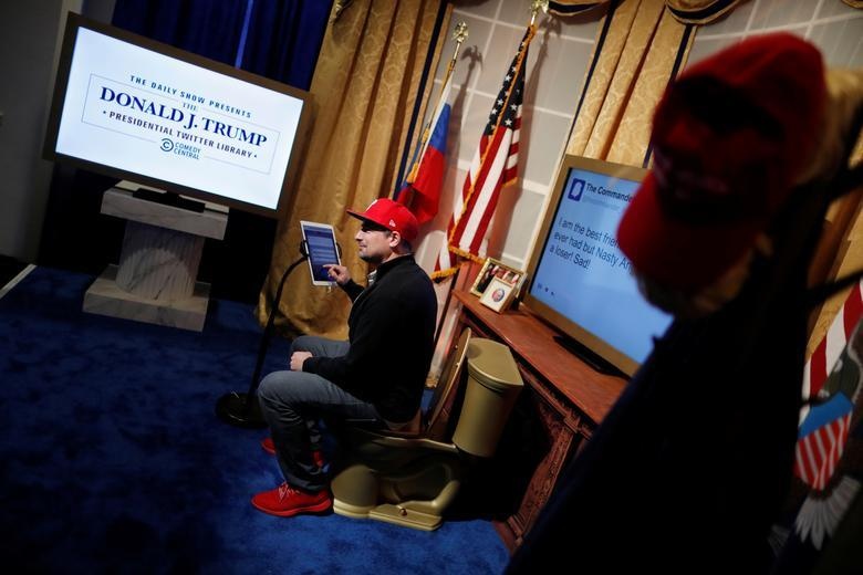 Danh hài mở triển lãm châm chọc ông Trump ảnh 3 Danh hai mo trien lam cham choc ong Trump anh 3