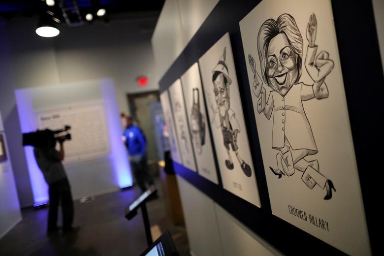 Danh hài mở triển lãm châm chọc ông Trump ảnh 6 Danh hai mo trien lam cham choc ong Trump anh 6