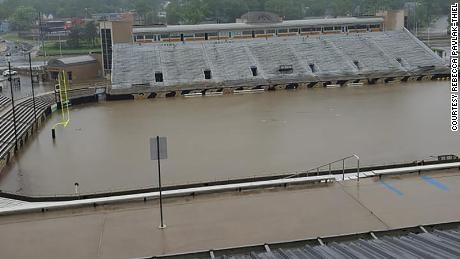 Mua lon o Michigan, san bong bien thanh ho nuoc khong lo hinh anh