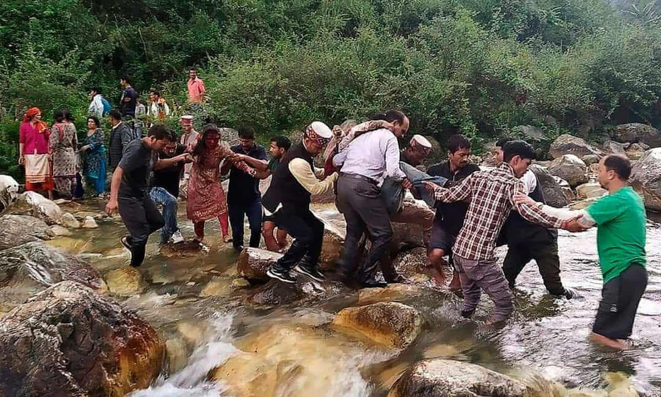 Xe buyt lao xuong vach nui o An Do, 44 nguoi thiet mang hinh anh