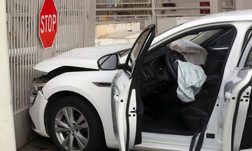 Xe cho day xang lao vao dai su quan My o Seoul anh 1