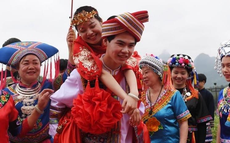 Nu it hon nam, nguoi Trung Quoc khon kho lo tien cuoi vo cho con trai hinh anh