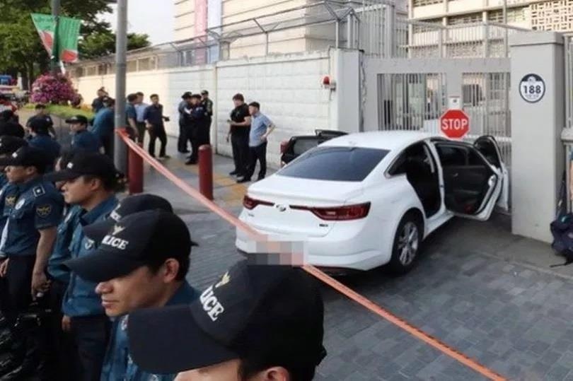 Xe cho 28 binh khi de no lao vao Dai su quan My o Seoul hinh anh