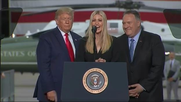 TT Trump goi ong Pompeo la 'quai vat' ben 'nguoi dep' Ivanka hinh anh