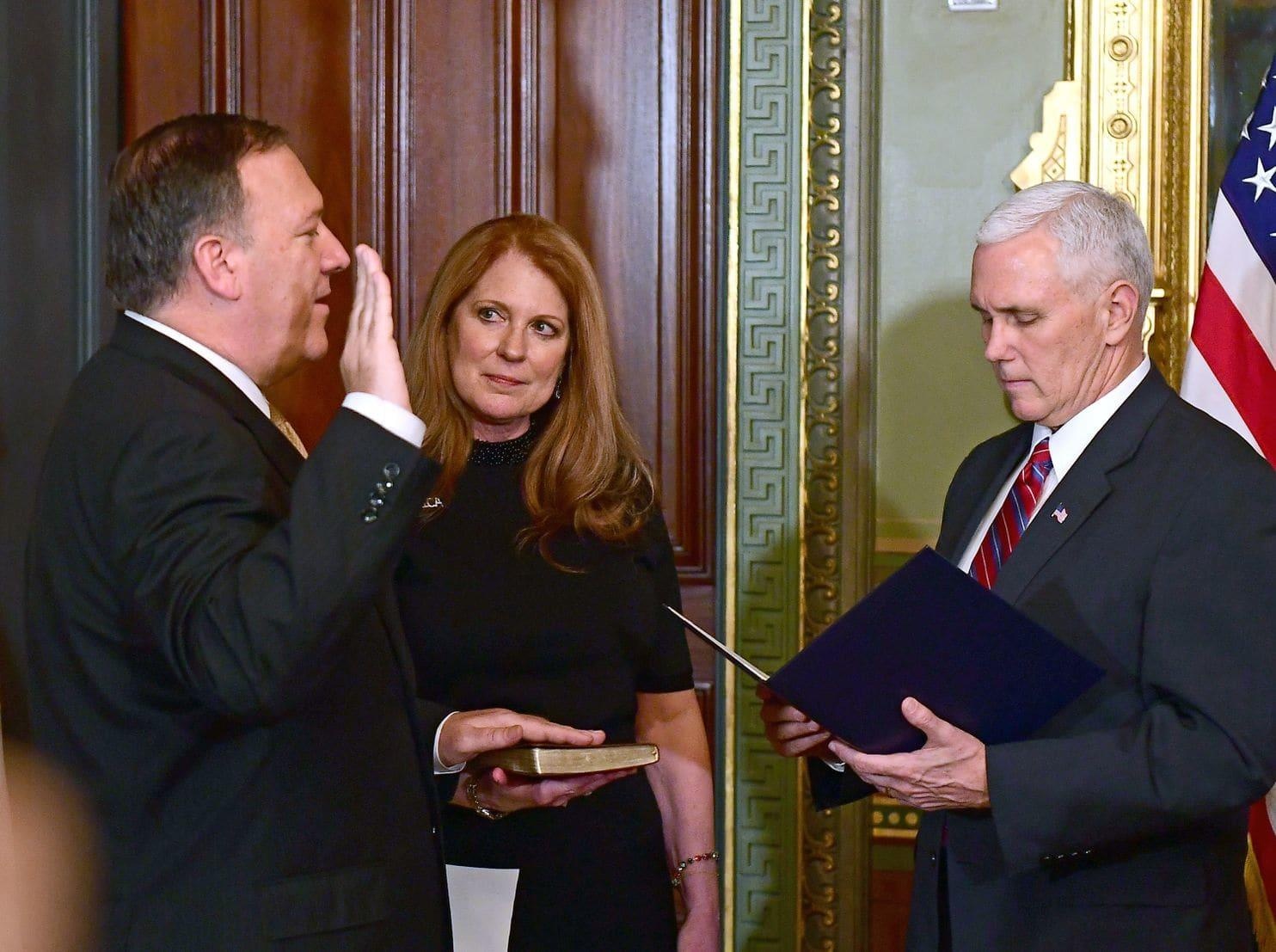 Ngoai truong Pompeo cu nhan vien di mua do an anh 1