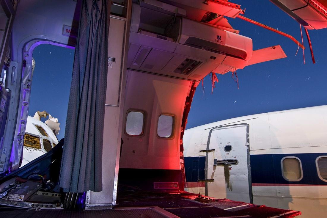 nghia dia may bay o California anh 4