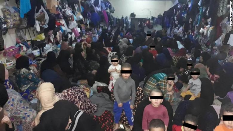 Phu nu va tre em chen chuc trong nha tu Iraq sau khi IS bi danh bai hinh anh